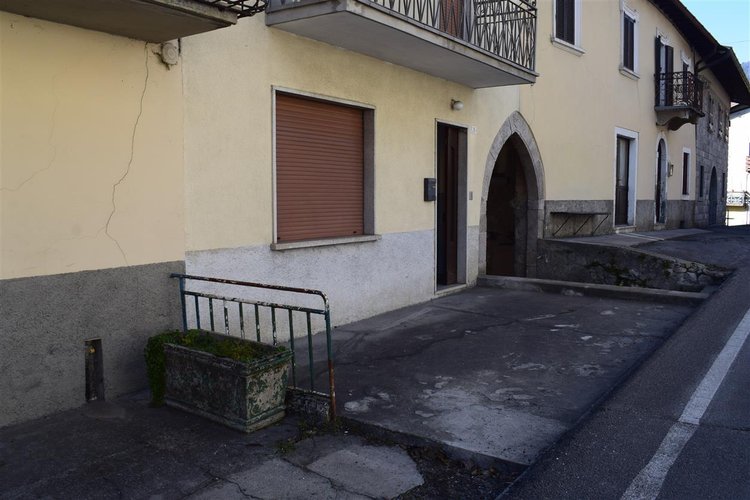 Serina centralissima e strategica, ottima soluzione su tre livelli con cantina e corte esclusiva Serina