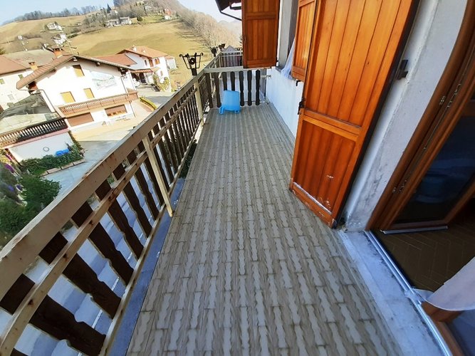 Zogno mt. 1000, in posizione assolata e magnifica, bilocale con balconata panoramica e camino Zogno