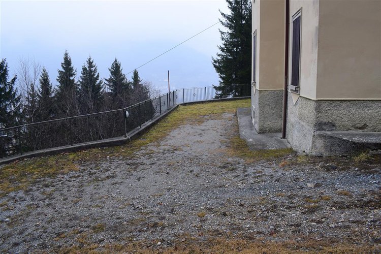 Oltre il Colle zona esclusiva, in parco secolare, trilocale con camino, cantina e box Oltre il Colle