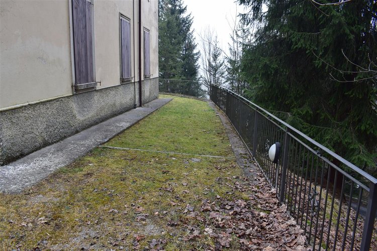 Oltre il Colle zona esclusiva, in parco secolare, trilocale con camino, cantina e box Oltre il Colle