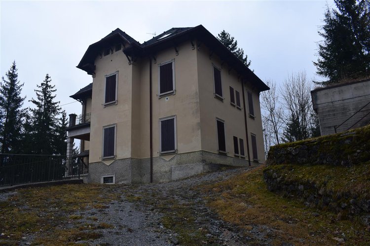 Oltre il Colle zona esclusiva, in parco secolare, trilocale con camino, cantina e box Oltre il Colle