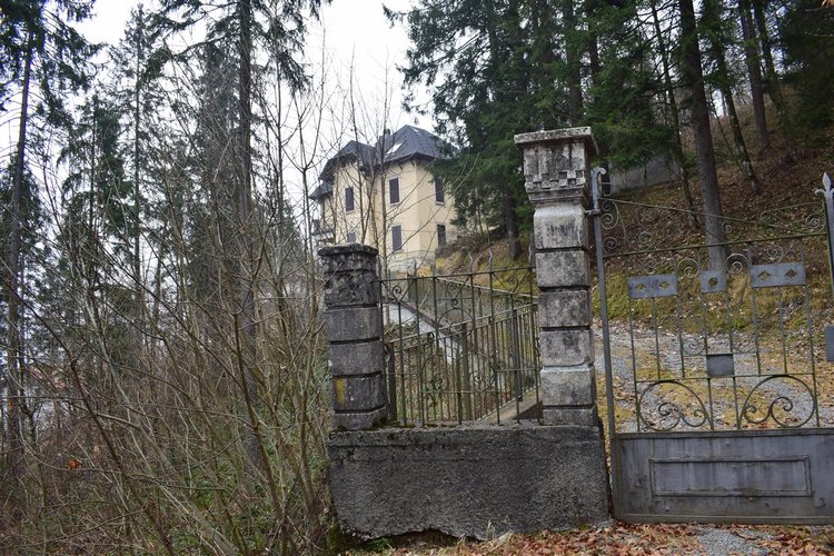 Oltre il Colle zona esclusiva, in parco secolare, trilocale con camino, cantina e box Oltre il Colle