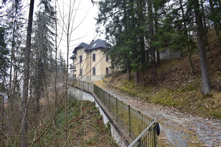 Oltre il Colle zona esclusiva, in parco secolare, trilocale con camino, cantina e box Oltre il Colle