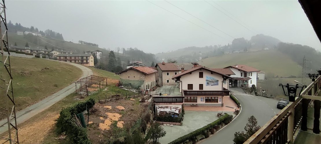 Zogno mt. 1000, in posizione assolata e magnifica, bilocale con balconata panoramica e camino Zogno