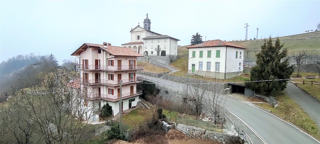 Zogno mt. 1000, in posizione assolata e magnifica, bilocale con balconata panoramica e camino Zogno