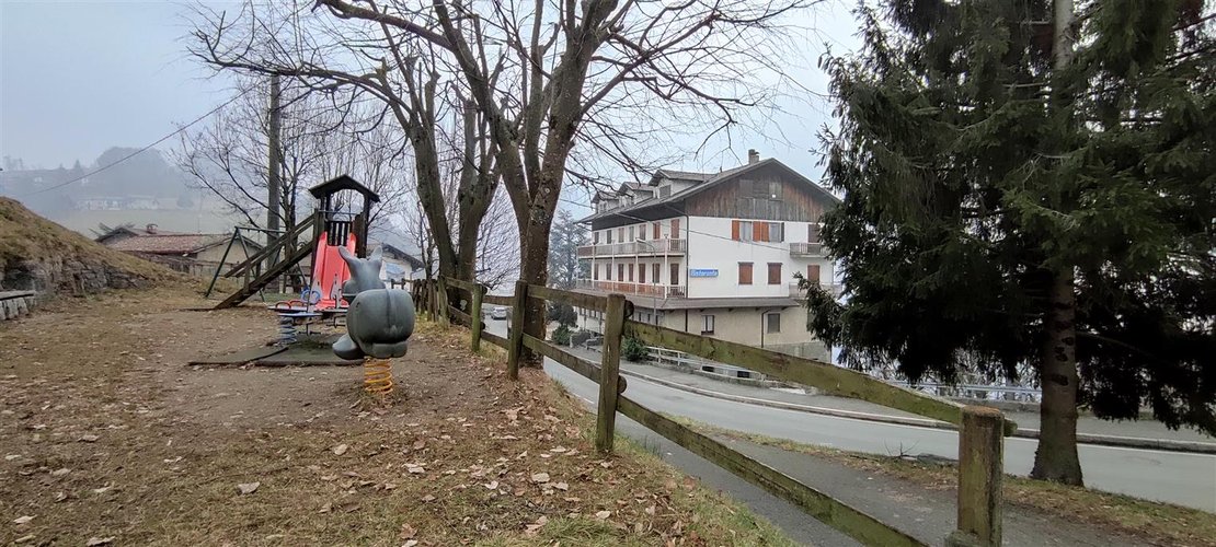 Zogno mt. 1000, in posizione assolata e magnifica, bilocale con balconata panoramica e camino Zogno