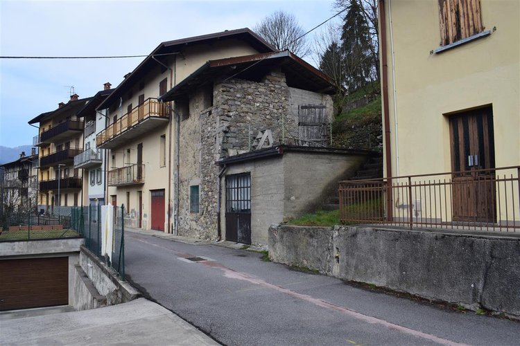 Costa Serina-Ambriola a quota mt 600, immerso nel verde, porzione di rustico e vasto terreno a prato Costa Serina