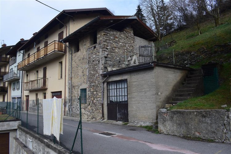 Costa Serina-Ambriola a quota mt 600, immerso nel verde, porzione di rustico e vasto terreno a prato Costa Serina