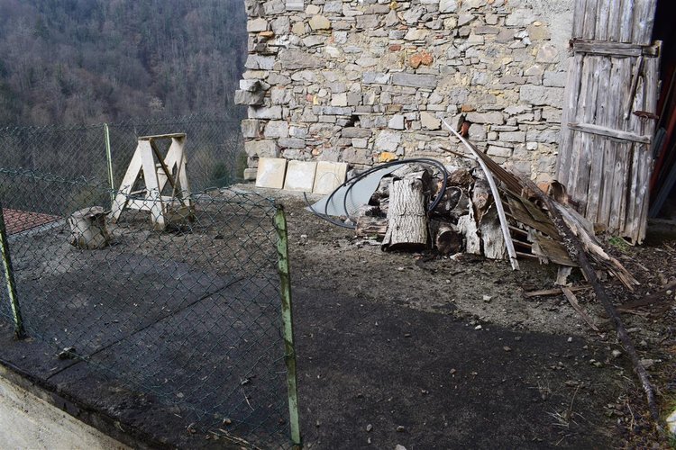 Costa Serina-Ambriola a quota mt 600, immerso nel verde, porzione di rustico e vasto terreno a prato Costa Serina