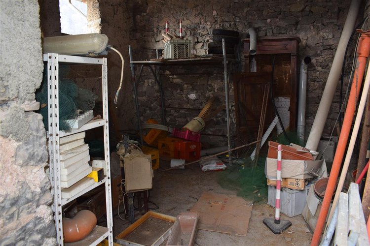 Costa Serina-Ambriola a quota mt 600, immerso nel verde, porzione di rustico e vasto terreno a prato Costa Serina