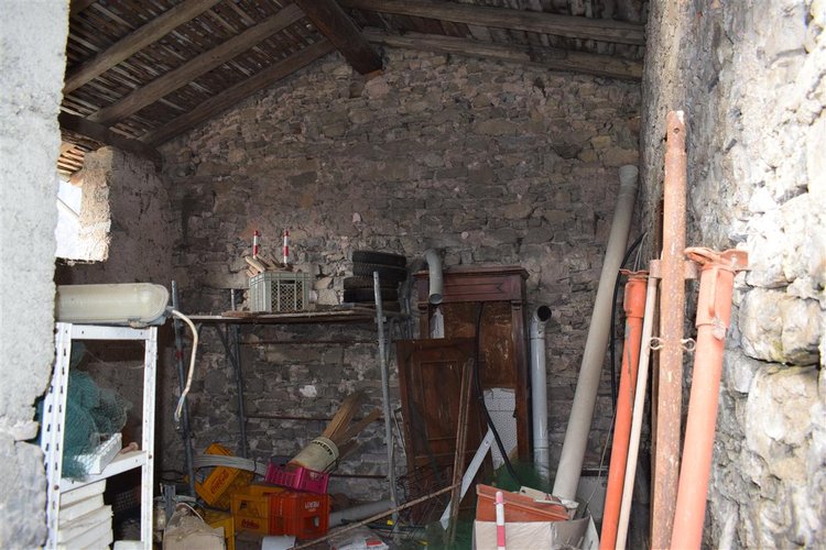 Costa Serina-Ambriola a quota mt 600, immerso nel verde, porzione di rustico e vasto terreno a prato Costa Serina