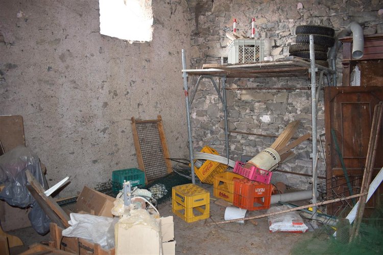 Costa Serina-Ambriola a quota mt 600, immerso nel verde, porzione di rustico e vasto terreno a prato Costa Serina