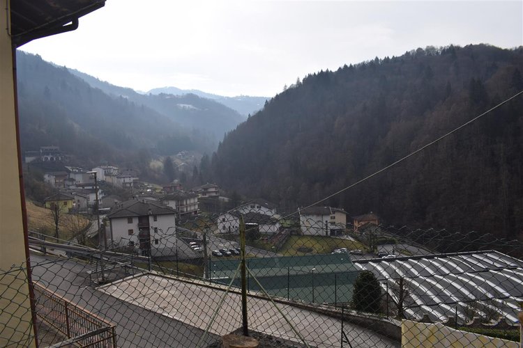 Costa Serina-Ambriola a quota mt 600, immerso nel verde, porzione di rustico e vasto terreno a prato Costa Serina