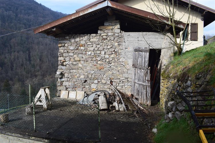 Costa Serina-Ambriola a quota mt 600, immerso nel verde, porzione di rustico e vasto terreno a prato