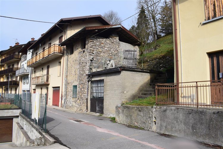 Costa Serina-Ambriola a quota mt 600, immerso nel verde, porzione di rustico e vasto terreno a prato Costa Serina