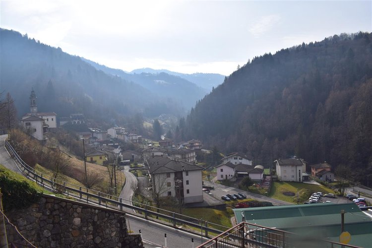 Costa Serina-Ambriola a quota mt 600, immerso nel verde, porzione di rustico e vasto terreno a prato Costa Serina