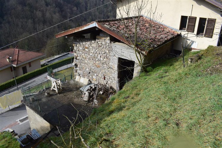 Costa Serina-Ambriola a quota mt 600, immerso nel verde, porzione di rustico e vasto terreno a prato Costa Serina