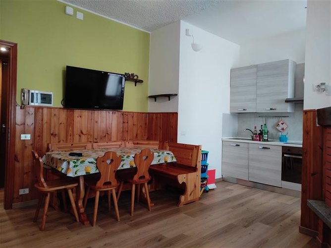 Zogno mt. 1000, in posizione assolata e magnifica, bilocale con balconata panoramica e camino Zogno