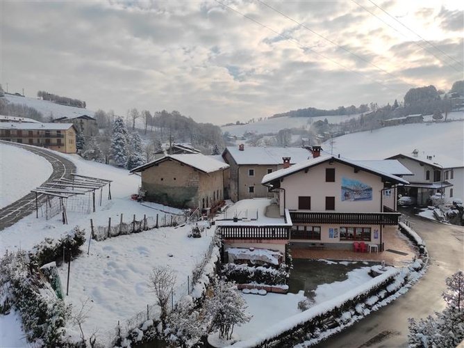 Zogno mt. 1000, in posizione assolata e magnifica, bilocale con balconata panoramica e camino Zogno