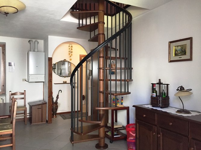 Serina centro storico pregiato alloggio posto su due livelli arredato Serina