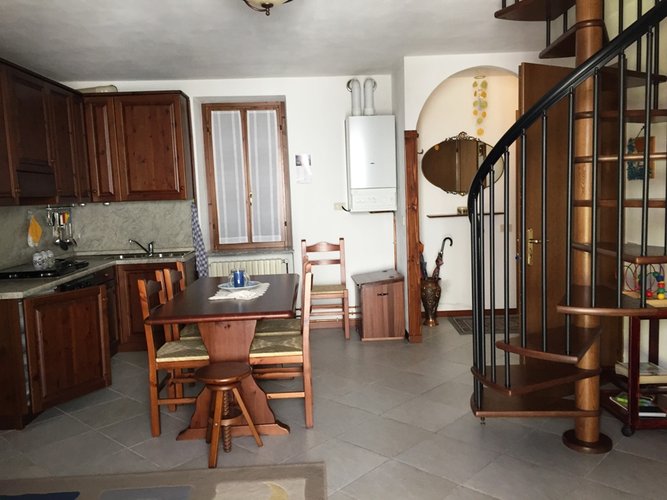 Serina centro storico pregiato alloggio posto su due livelli arredato Serina