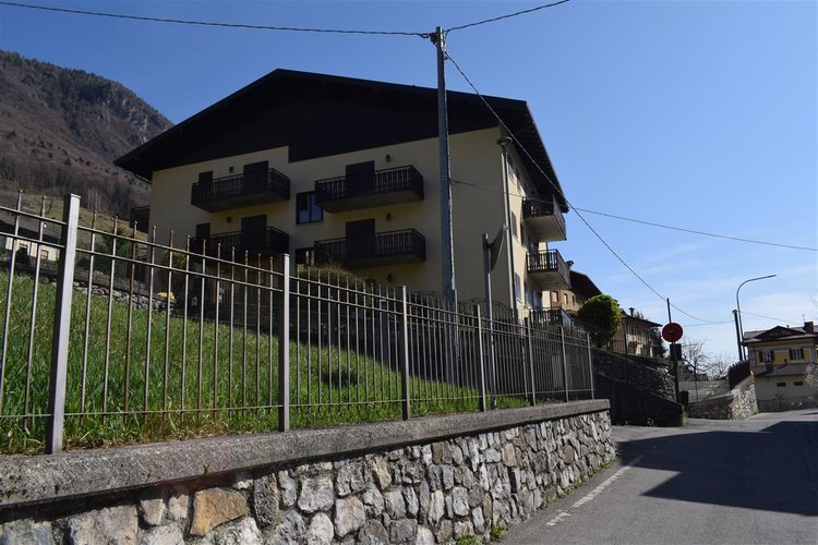 Serina centro, in suggestivo contesto naturale, luminoso trilocale balconato con vista spettacolare Serina