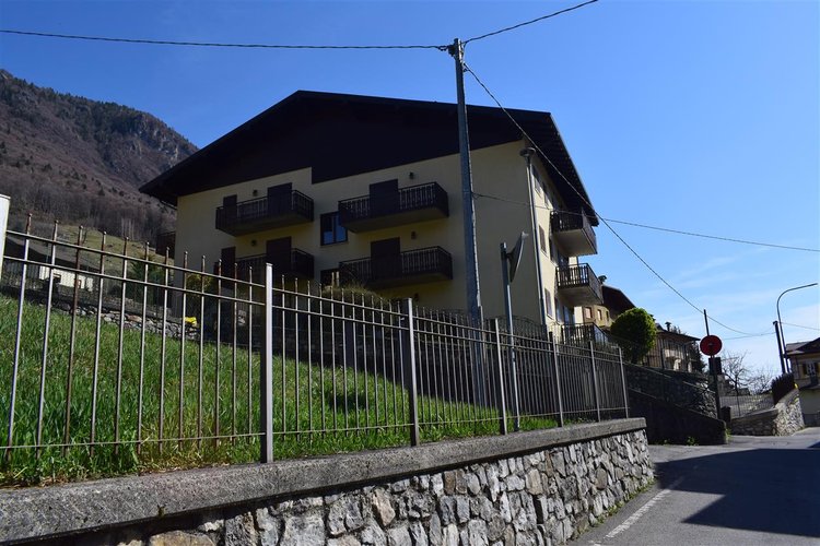 Serina centro, in suggestivo contesto naturale, luminoso trilocale balconato con vista spettacolare Serina
