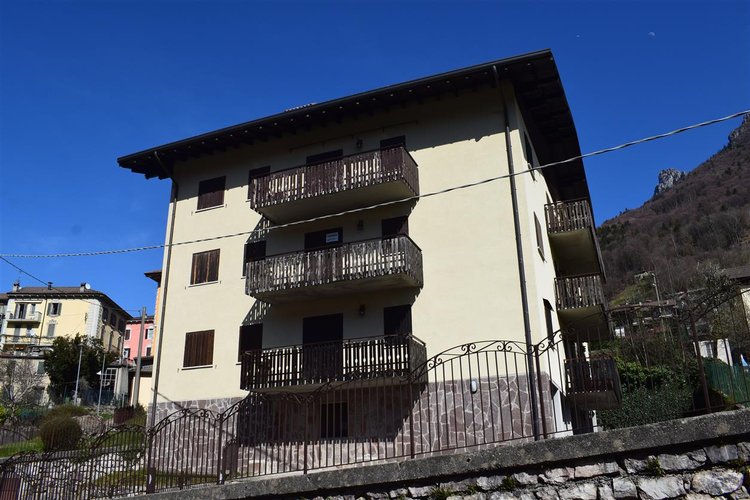 Serina centro, in suggestivo contesto naturale, luminoso trilocale balconato con vista spettacolare Serina