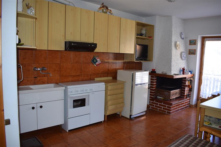 Serina centro, in suggestivo contesto naturale, luminoso trilocale balconato con vista spettacolare Serina