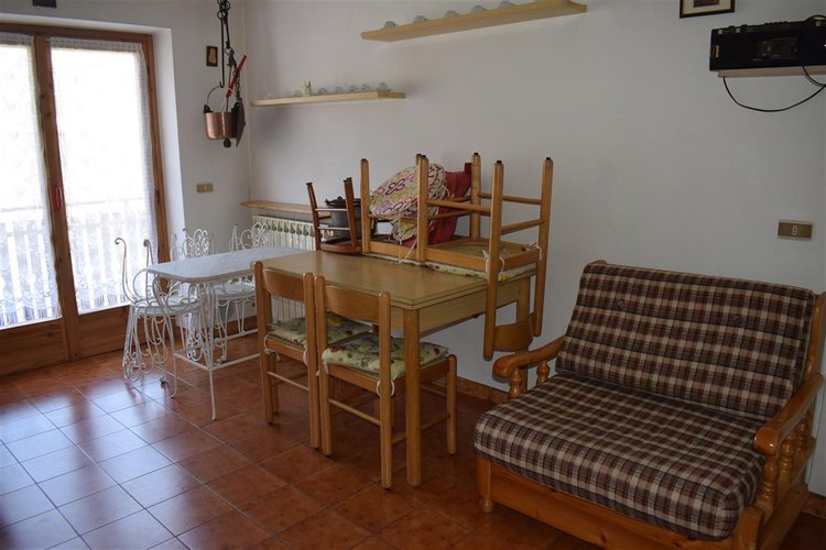 Serina centro, in suggestivo contesto naturale, luminoso trilocale balconato con vista spettacolare Serina