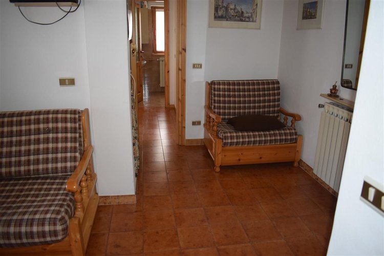 Serina centro, in suggestivo contesto naturale, luminoso trilocale balconato con vista spettacolare Serina