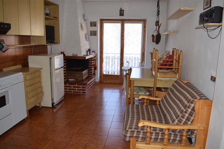 Serina centro, in suggestivo contesto naturale, luminoso trilocale balconato con vista spettacolare Serina