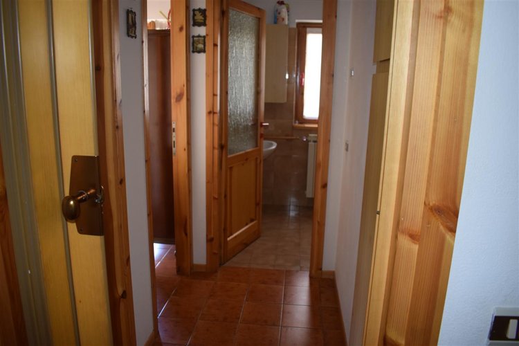 Serina centro, in suggestivo contesto naturale, luminoso trilocale balconato con vista spettacolare Serina