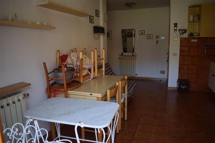 Serina centro, in suggestivo contesto naturale, luminoso trilocale balconato con vista spettacolare Serina