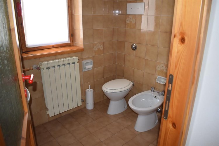 Serina centro, in suggestivo contesto naturale, luminoso trilocale balconato con vista spettacolare Serina