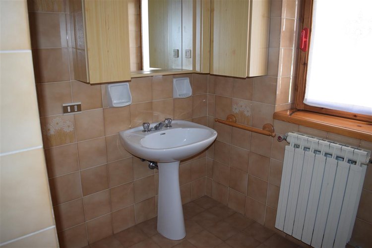 Serina centro, in suggestivo contesto naturale, luminoso trilocale balconato con vista spettacolare Serina