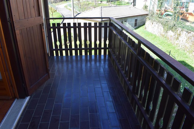 Serina centro, in suggestivo contesto naturale, luminoso trilocale balconato con vista spettacolare Serina