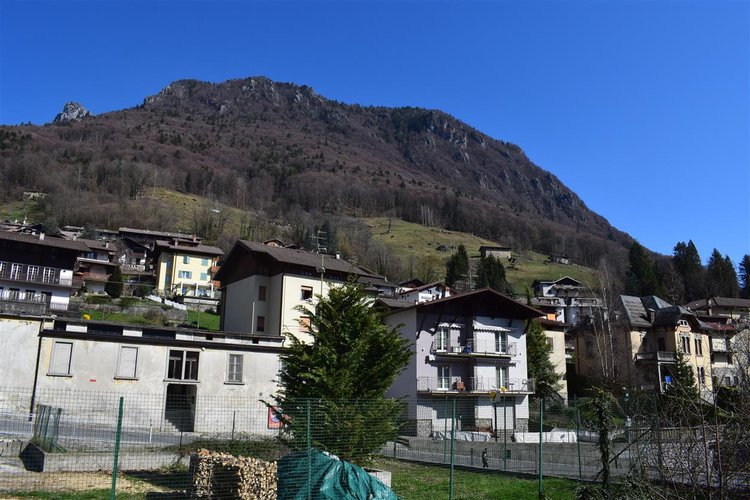 Serina centro, in suggestivo contesto naturale, luminoso trilocale balconato con vista spettacolare Serina