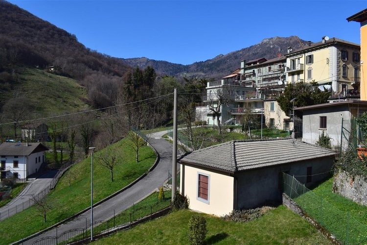 Serina centro, in suggestivo contesto naturale, luminoso trilocale balconato con vista spettacolare Serina