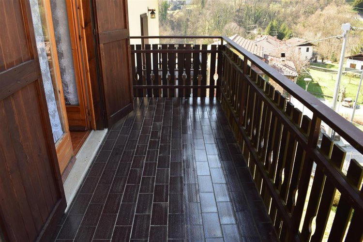 Serina centro, in suggestivo contesto naturale, luminoso trilocale balconato con vista spettacolare Serina