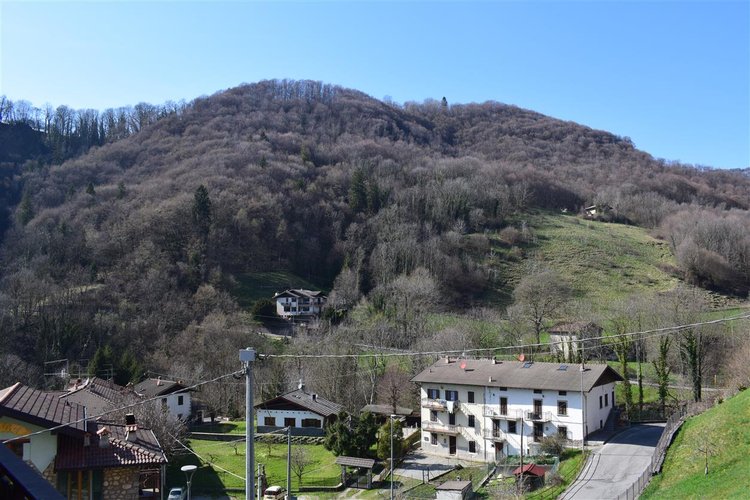 Serina centro, in suggestivo contesto naturale, luminoso trilocale balconato con vista spettacolare Serina