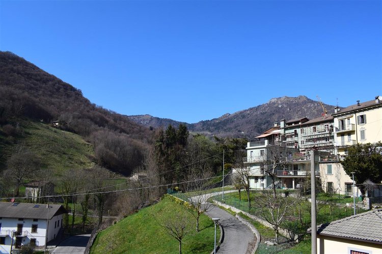 Serina centro, in suggestivo contesto naturale, luminoso trilocale balconato con vista spettacolare Serina