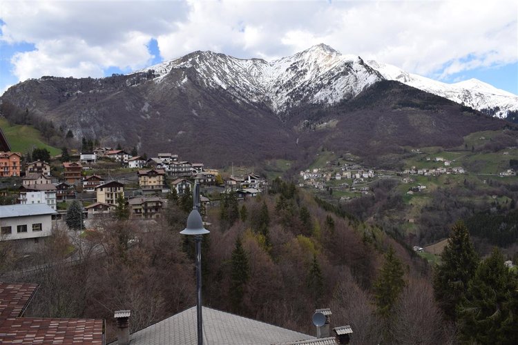 Oltre il Colle, vista cime Prealpi Orobie, affarone intero fabbricato con 3 alloggi + negozio Oltre il Colle