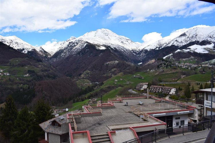 Oltre il Colle, vista cime Prealpi Orobie, affarone intero fabbricato con 3 alloggi + negozio Oltre il Colle