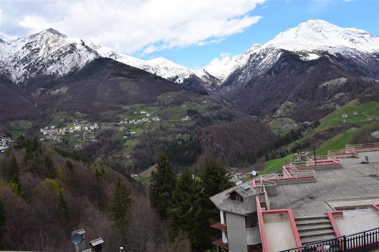 Oltre il Colle, vista cime Prealpi Orobie, affarone intero fabbricato con 3 alloggi + negozio Oltre il Colle