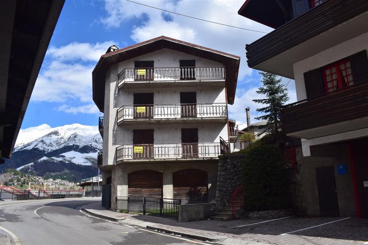 Oltre il Colle, vista cime Prealpi Orobie, affarone intero fabbricato con 3 alloggi + negozio Oltre il Colle