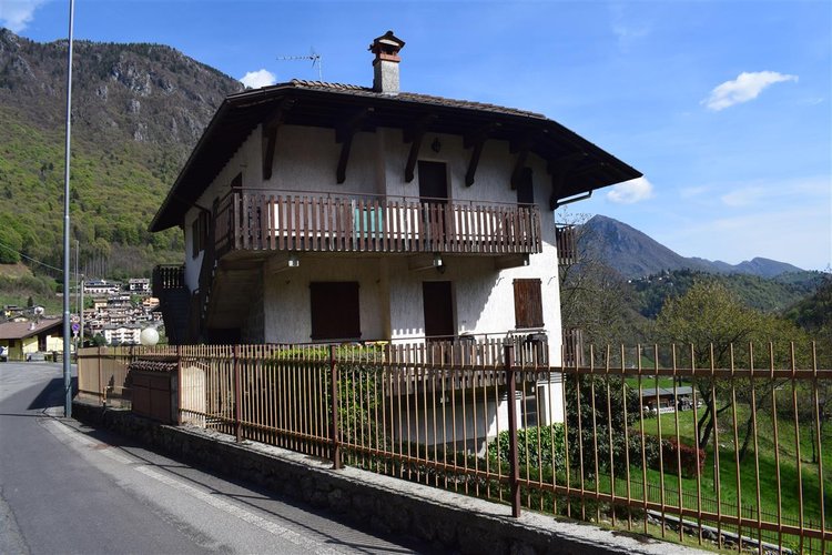 Serina in chalet montano, imperdibile trilocale con godibilissime terrazze panoramiche e box auto Serina