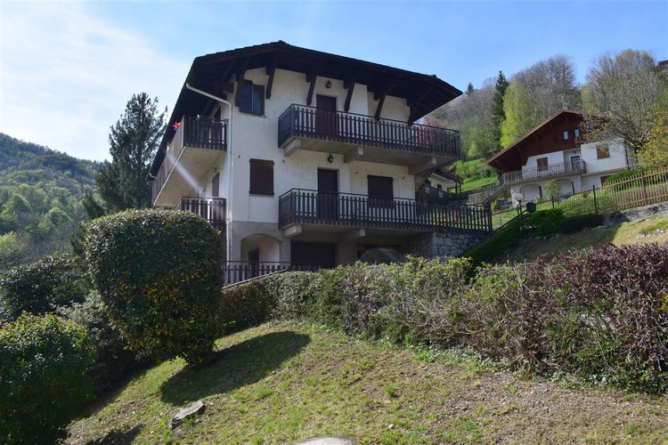 Serina in chalet montano, imperdibile trilocale con godibilissime terrazze panoramiche e box auto Serina