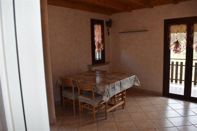 Serina in chalet montano, imperdibile trilocale con godibilissime terrazze panoramiche e box auto Serina