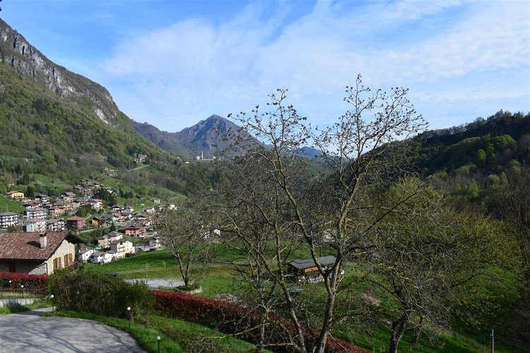 Serina in chalet montano, imperdibile trilocale con godibilissime terrazze panoramiche e box auto Serina